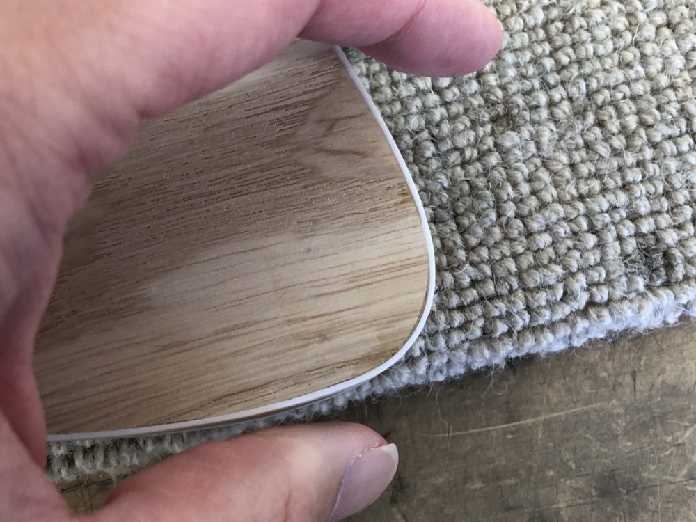 A close-up of the lower horn of the guitar, where the binding has to follow quite a tight curve, about 1.5 inch diameter, and you can see a small gap between the binding and the wood.